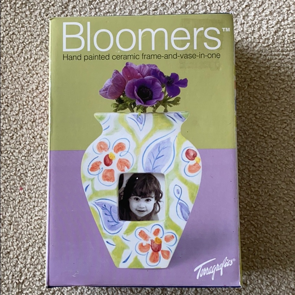 Ceramic photo frame-and-vase-in-one